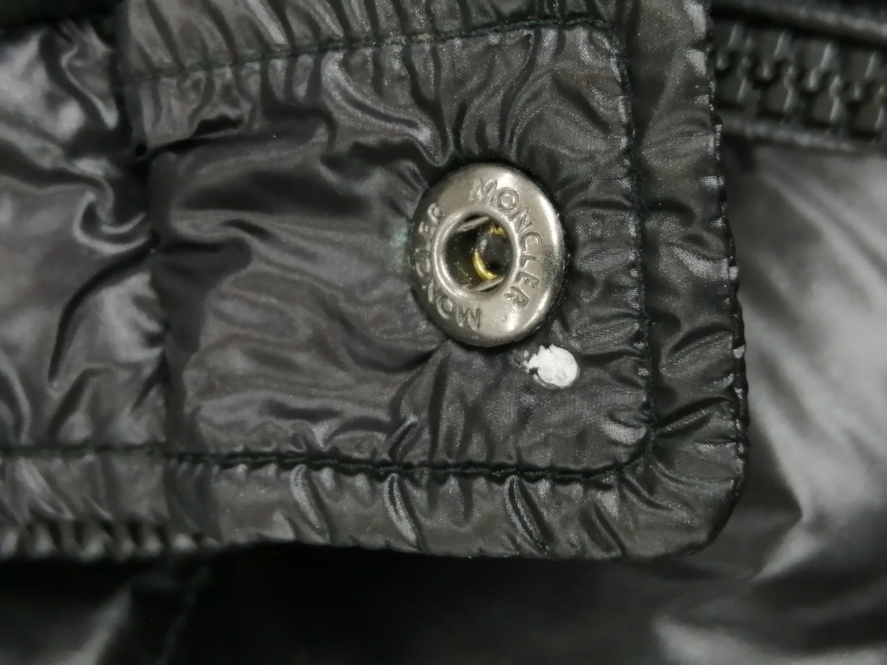 左袖口に穴あり