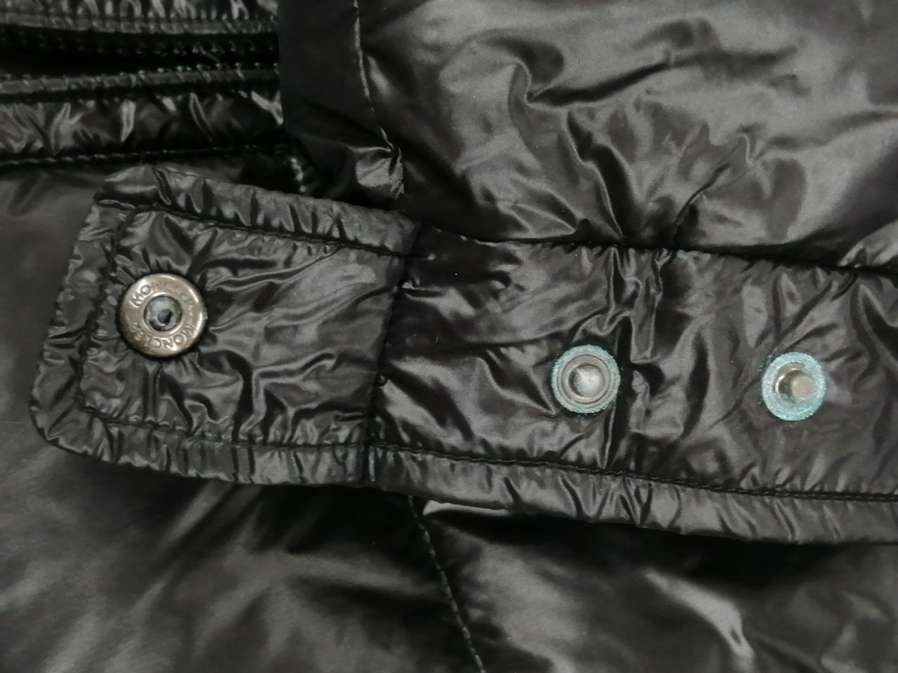 右袖口ボタン劣化あり