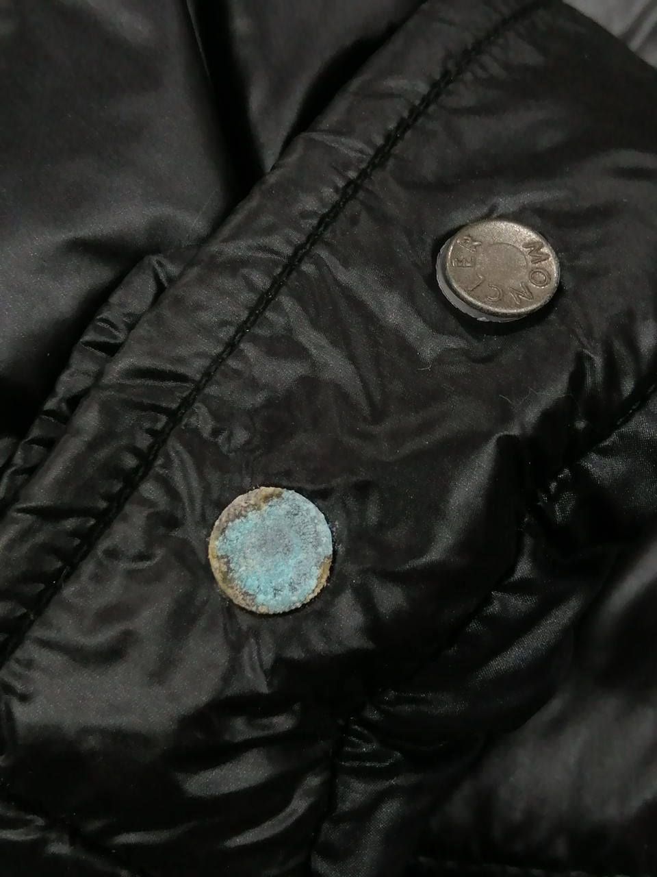 右袖口ボタン劣化あり