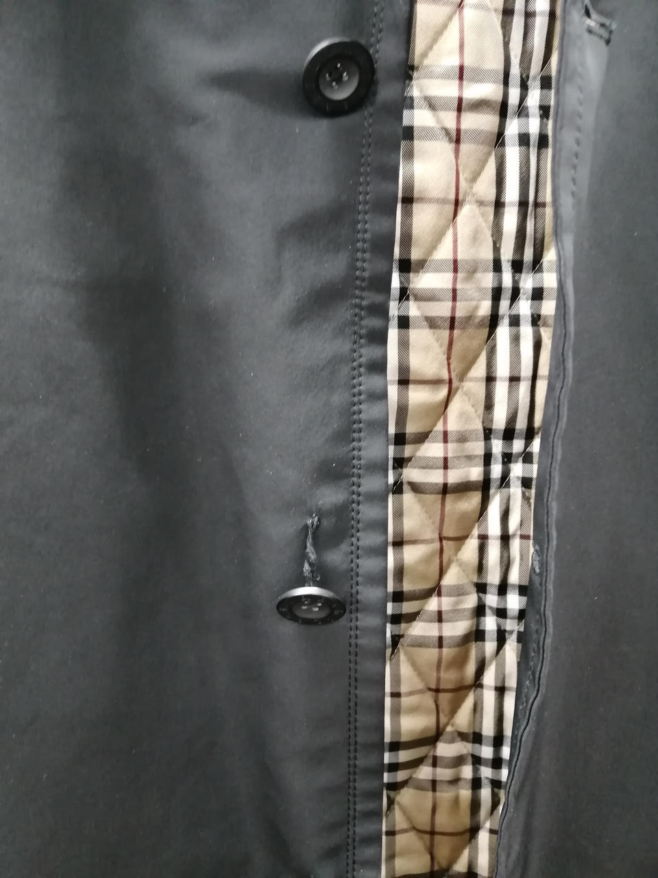 第2ボタン取れかけています