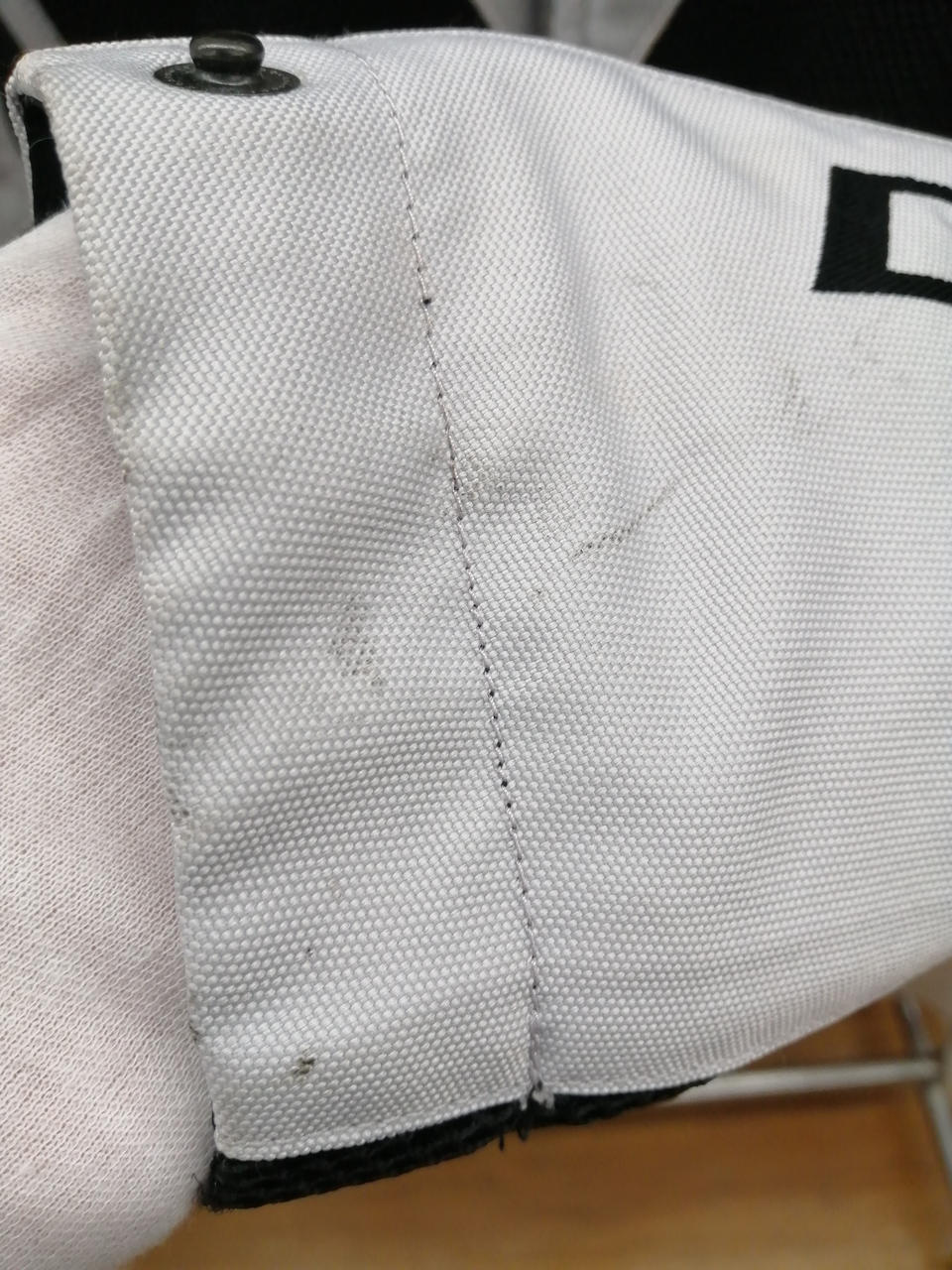 左袖口に汚れあり