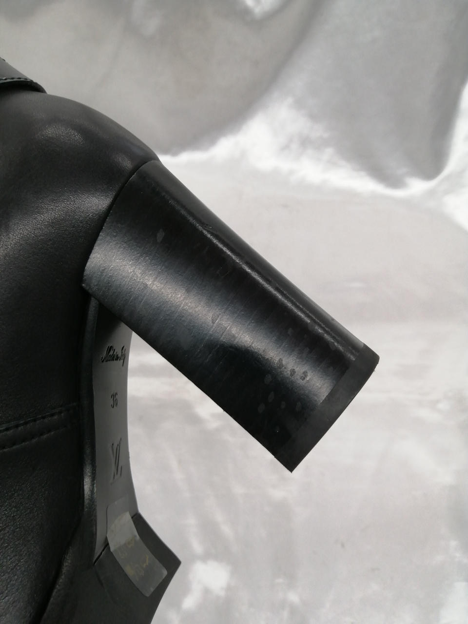 ヒール部分キズあり　右側