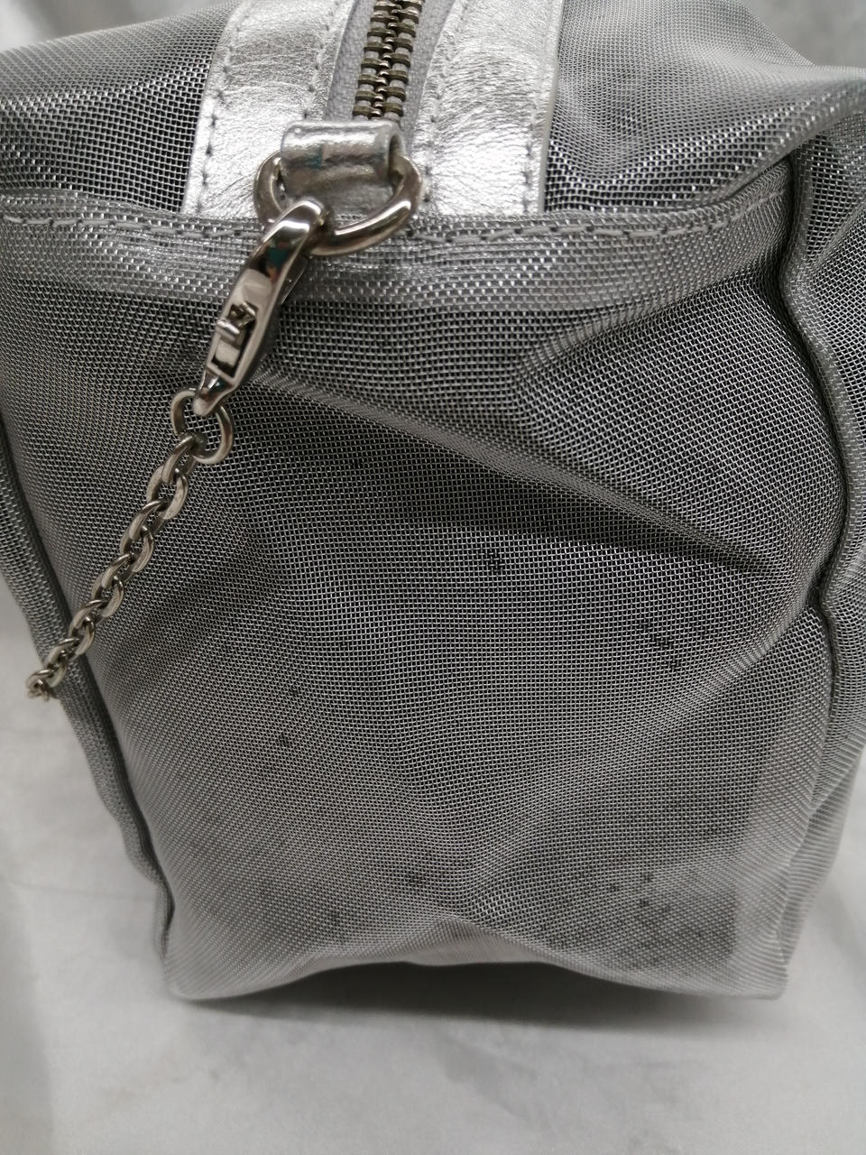 シミの様な黒い汚れがあります。