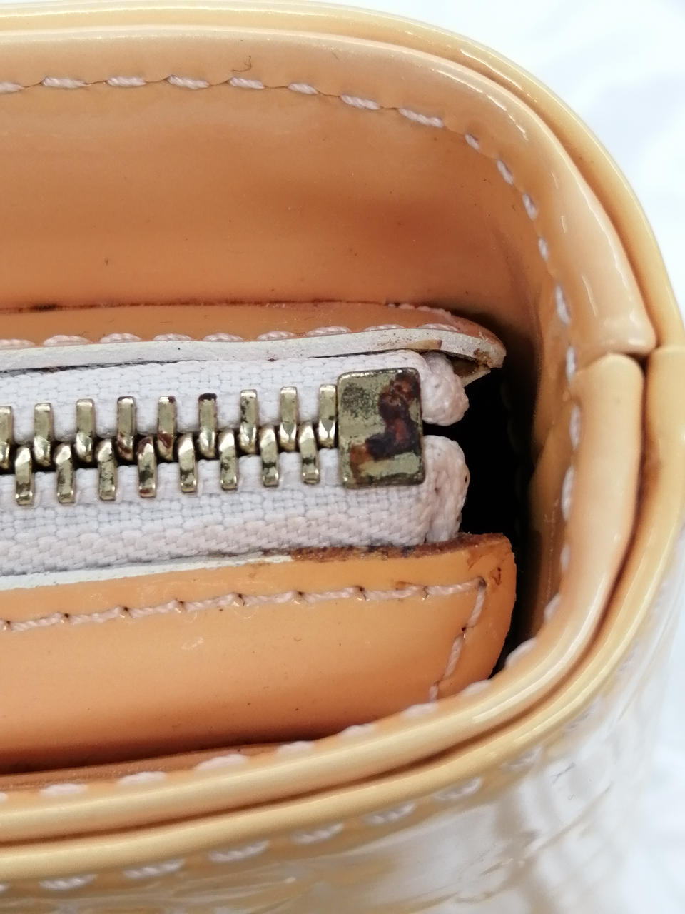 ファスナーに錆あり