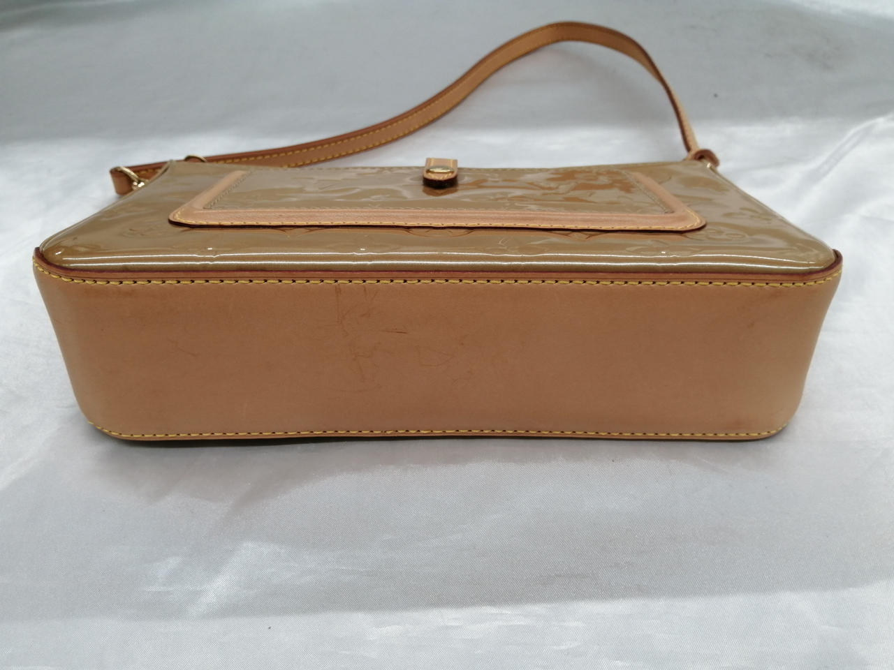 底部分に薄くキズあり