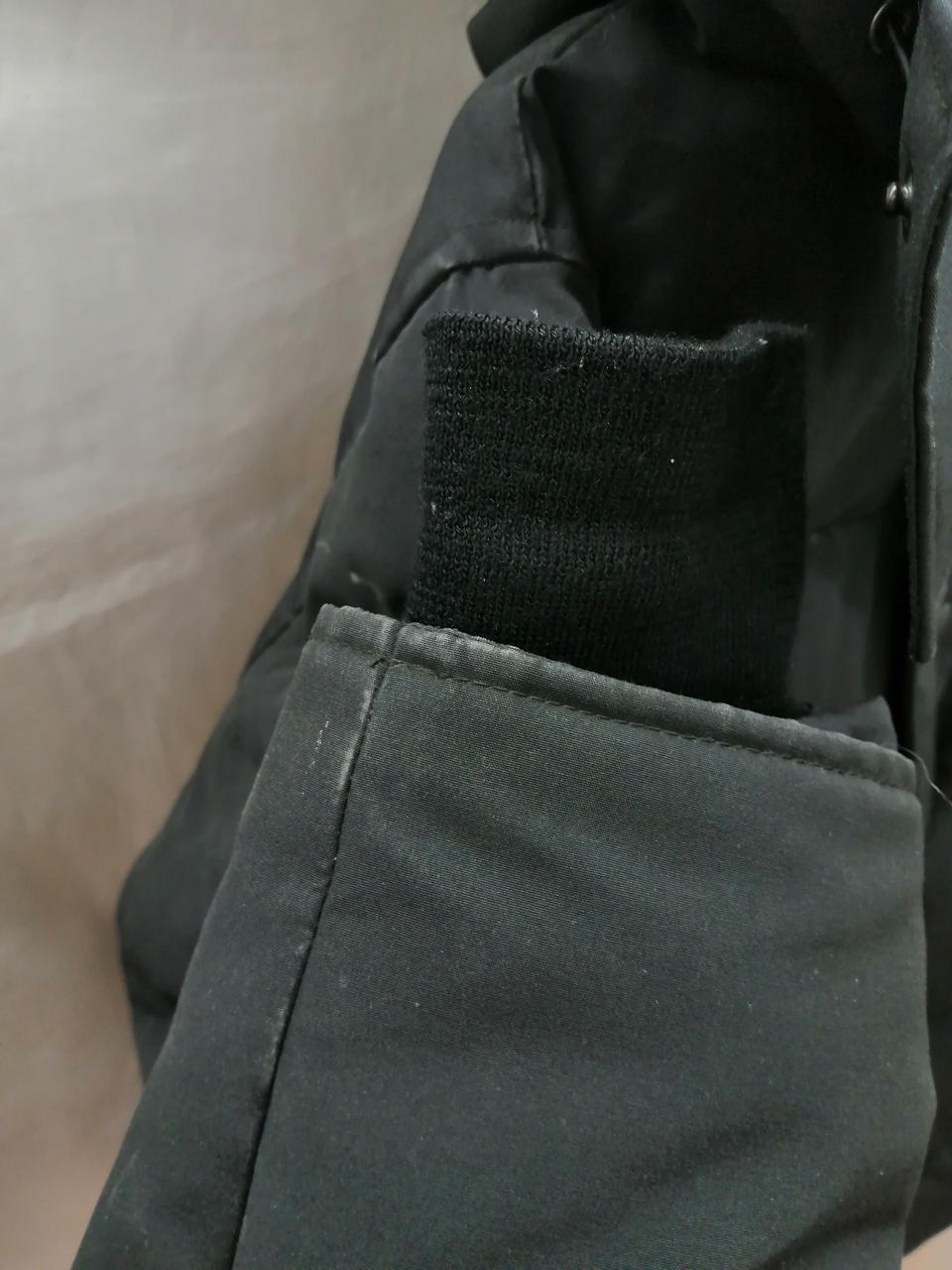 袖口　汚れ・毛玉あり