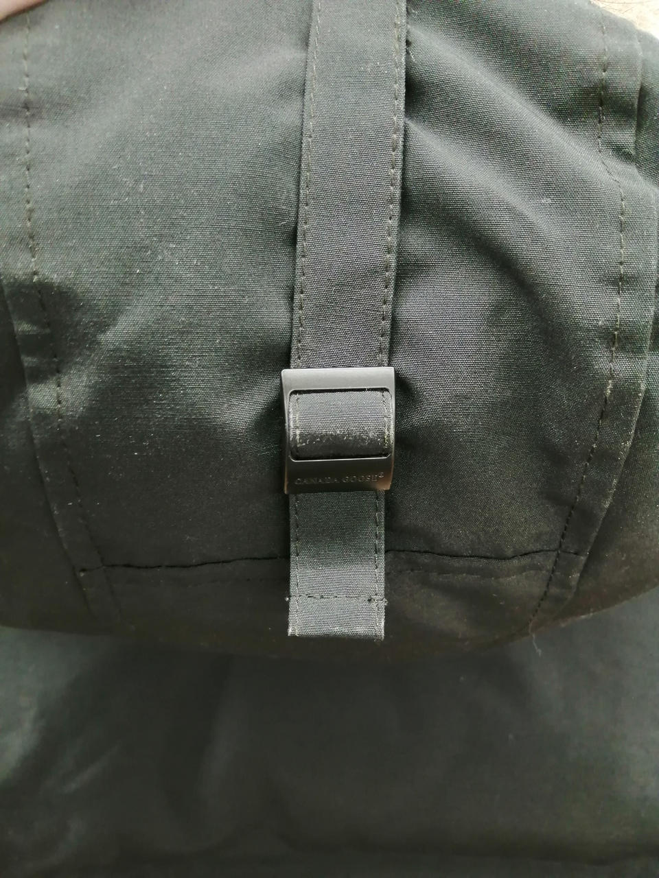 フード金具付近汚れあり