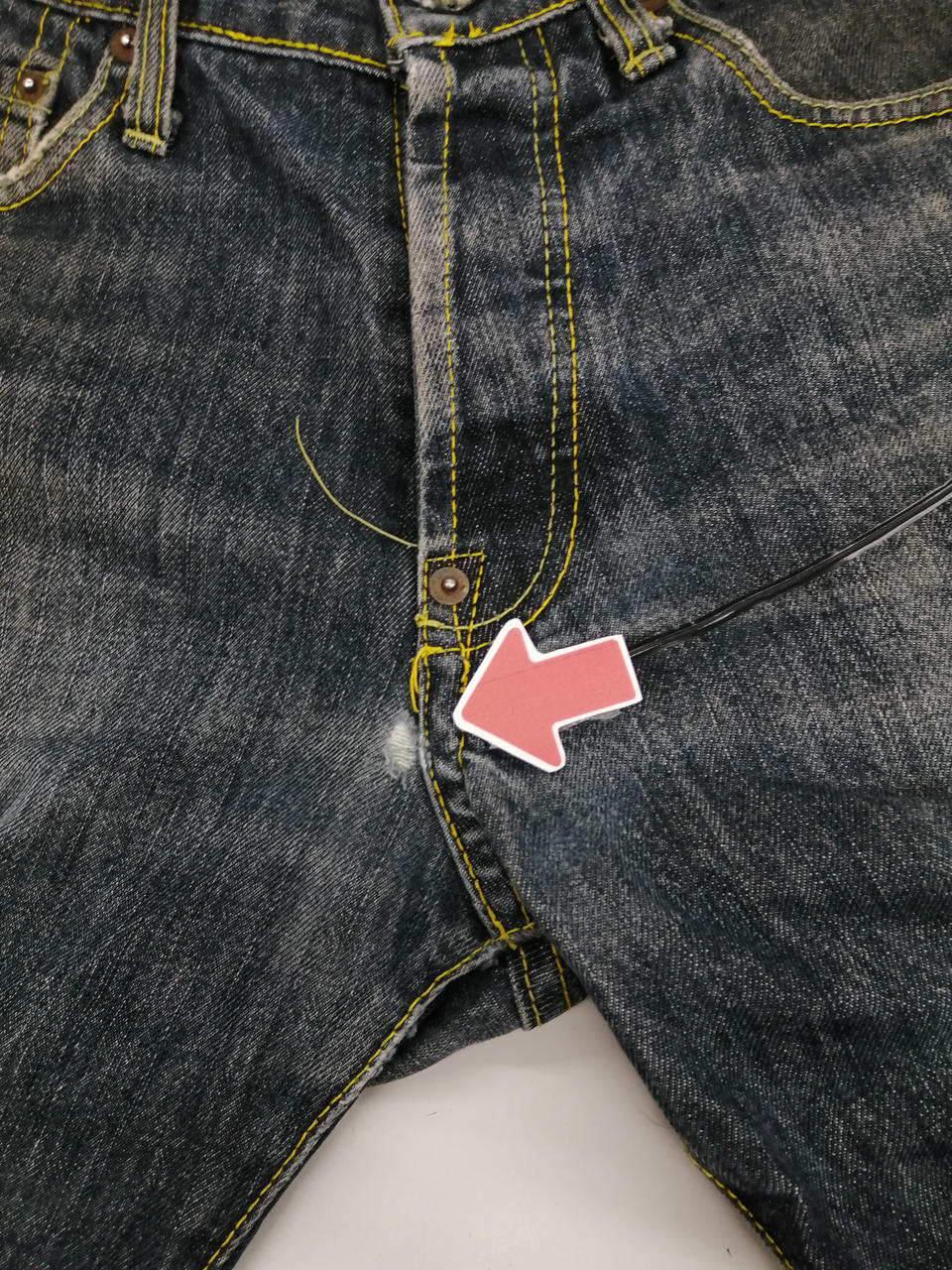 股下部分に破れあり