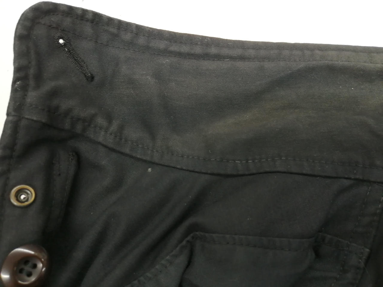 襟元に若干の変色あり