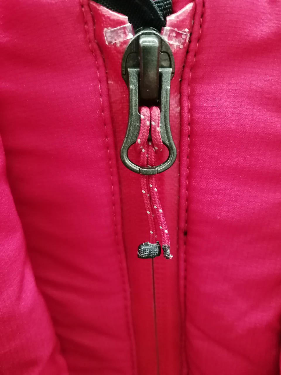 センターファスナー部分に破損あり