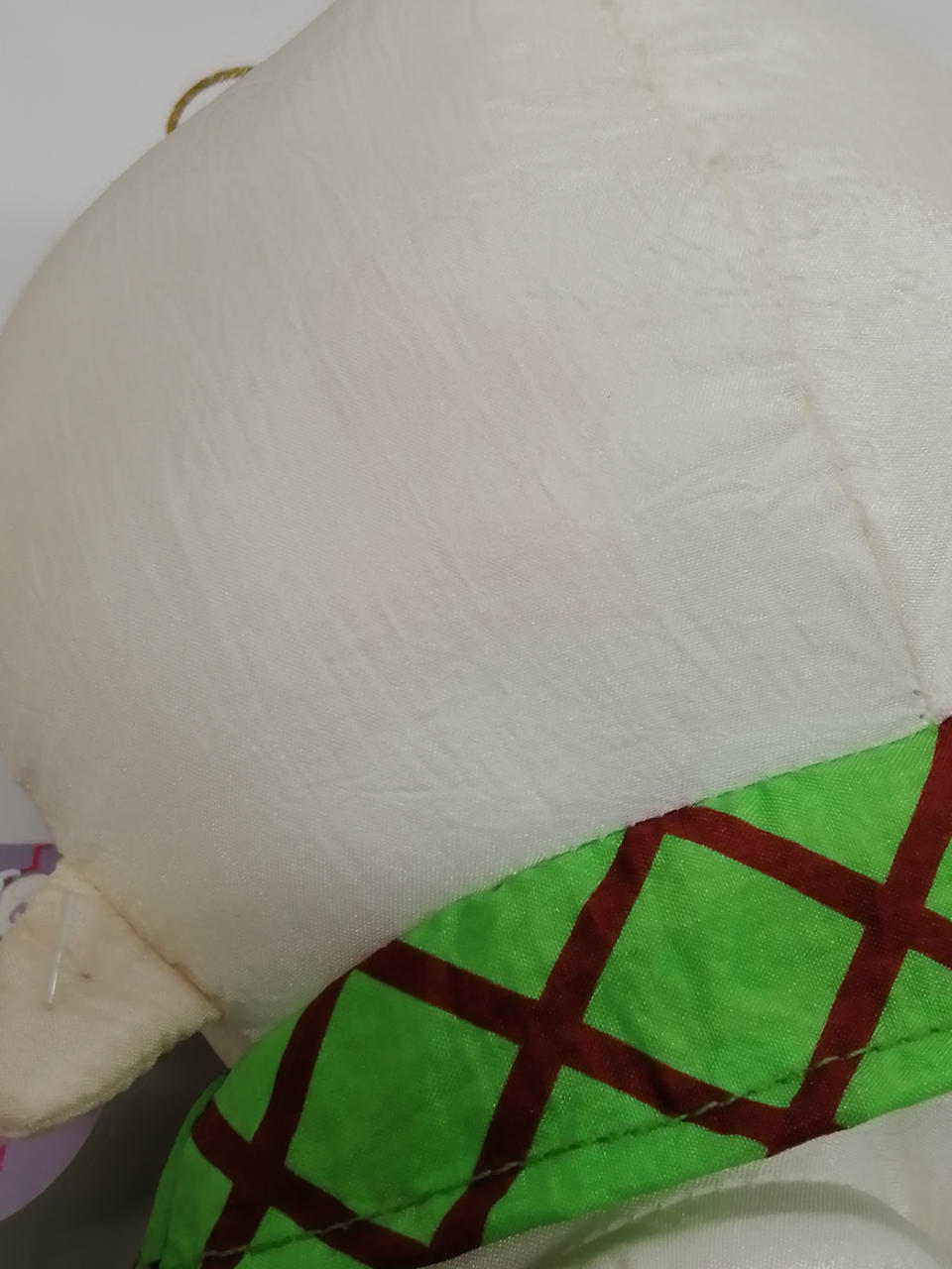 後頭部にピンクのシミ汚れあり