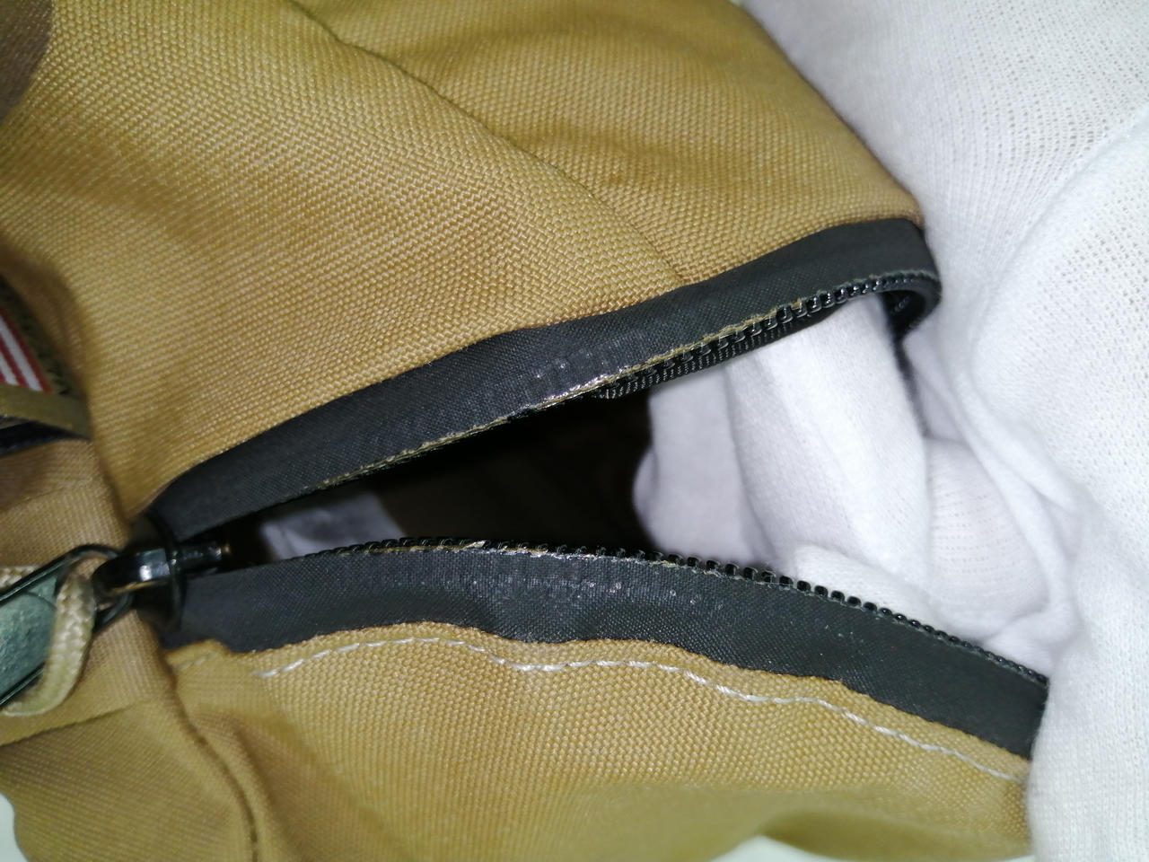 ファスナー部分汚れあります。