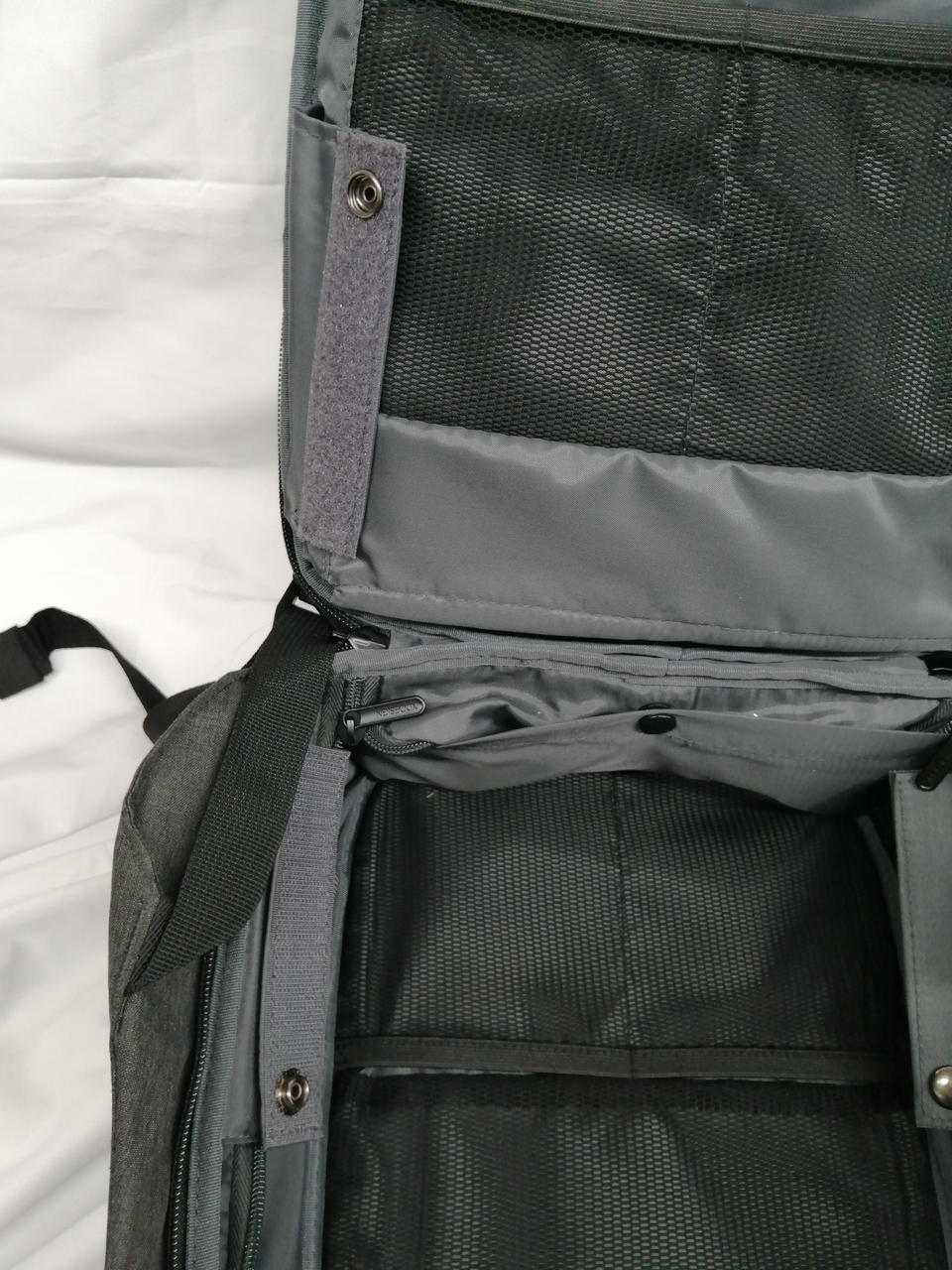 マジックテープで全開になります