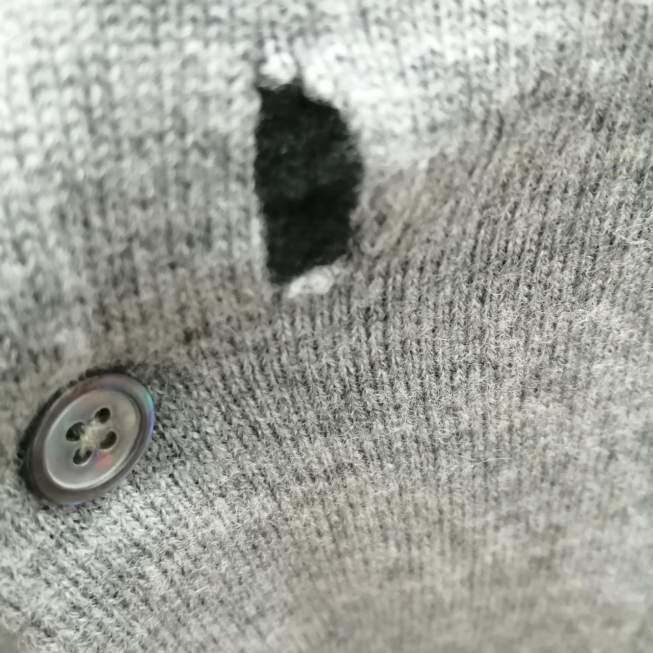 ボタン横　穴開きあり