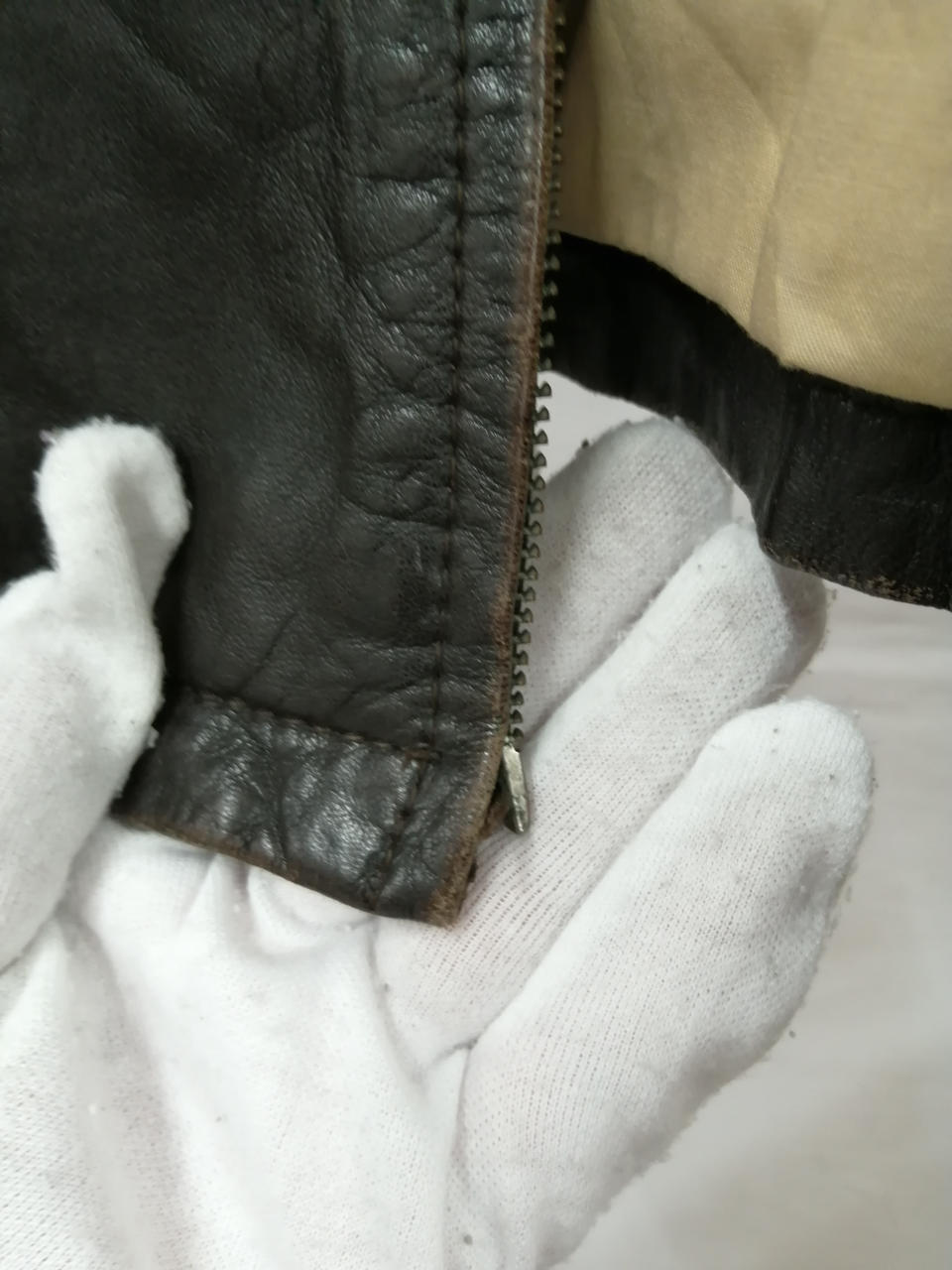 フロントジップほつれのため閉まりません