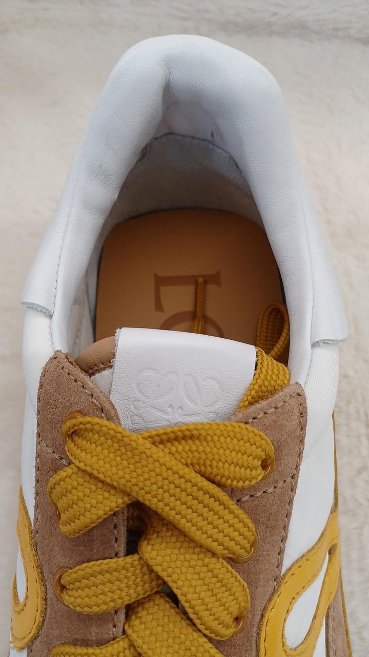 LOEWE ベージュ フーディ 新品タグ付きイエロー LOEWE ベージュ フーディ 新品タグ付きイエロー LOEWE（パーカー）の