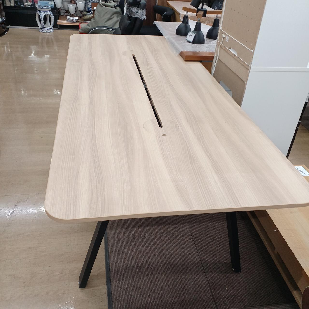 天板中央にある配線スリット。