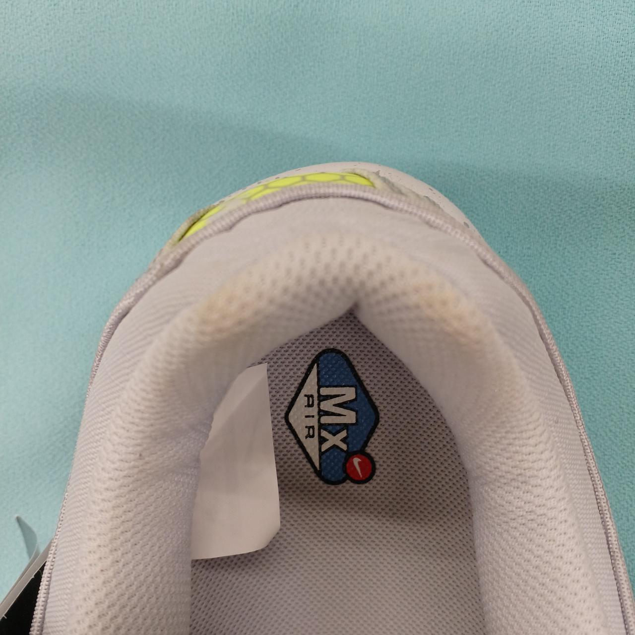 うっすらとかかと部分シミあり