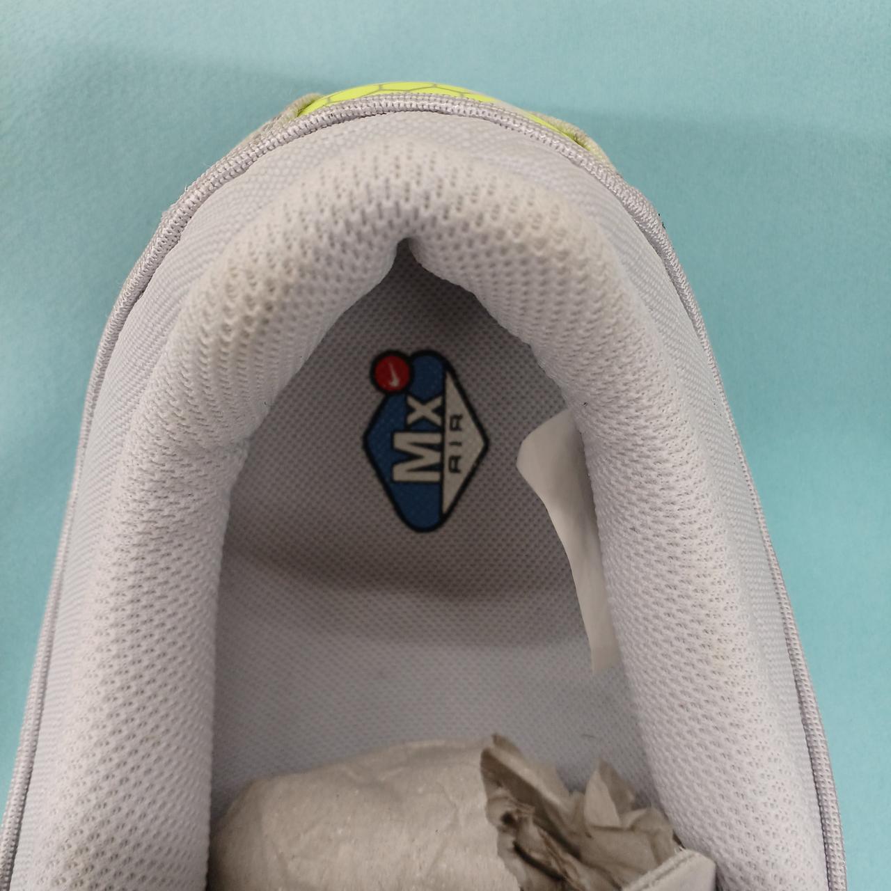 うっすらとかかと部分シミあり