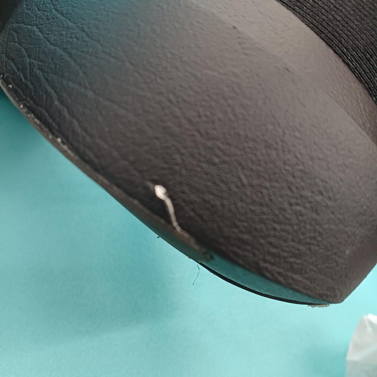 右足側、キズあり