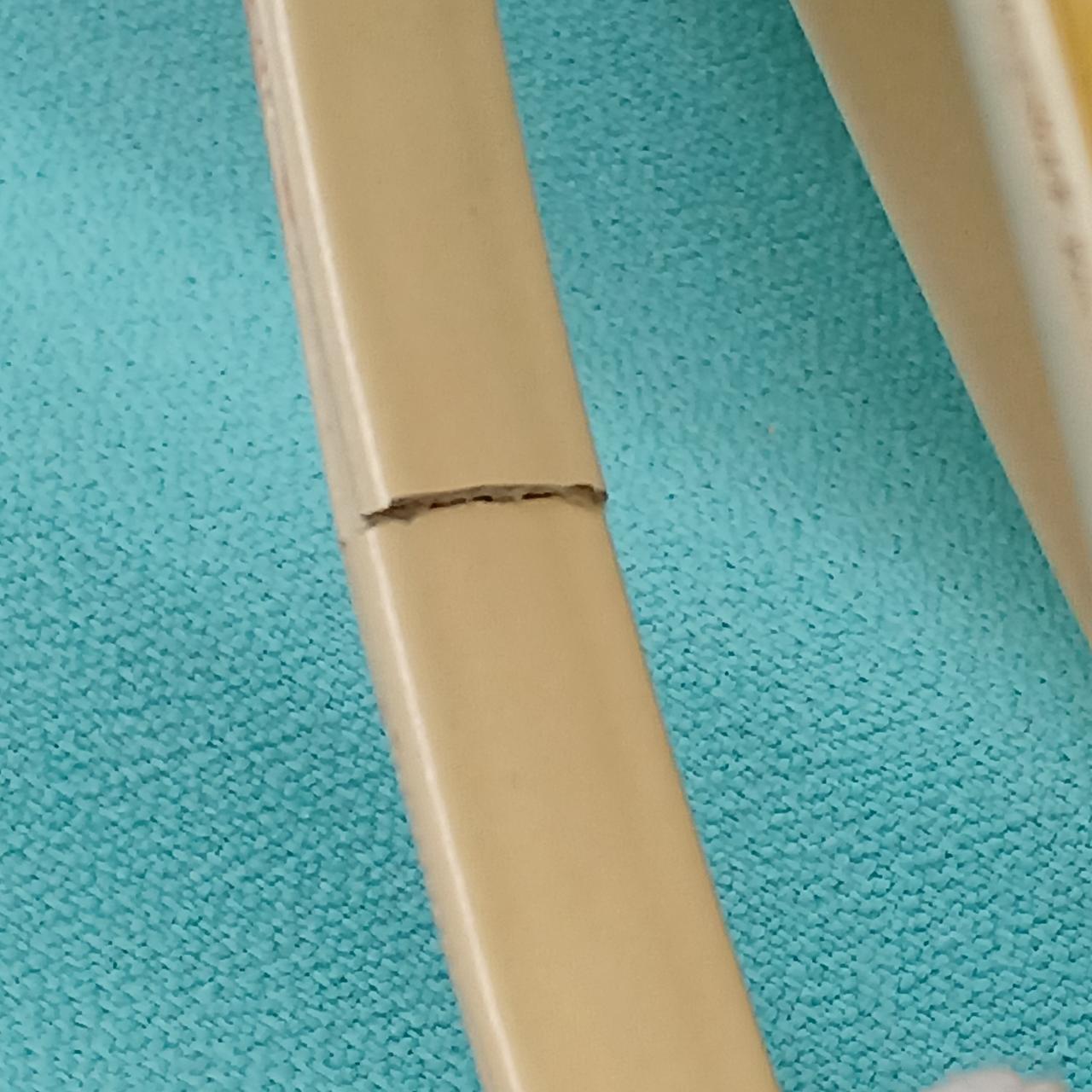 裏側が割れています。