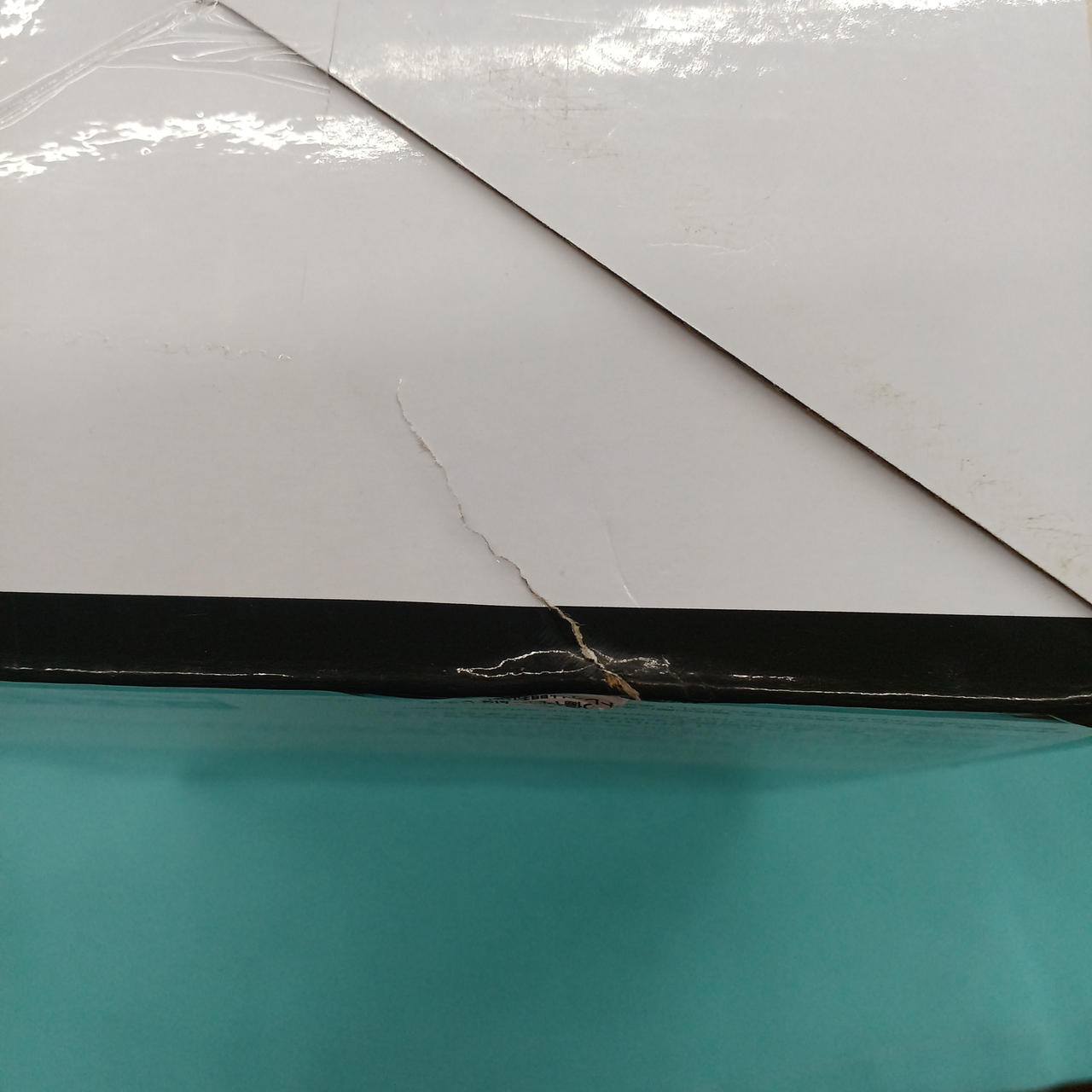 破れの傷があります