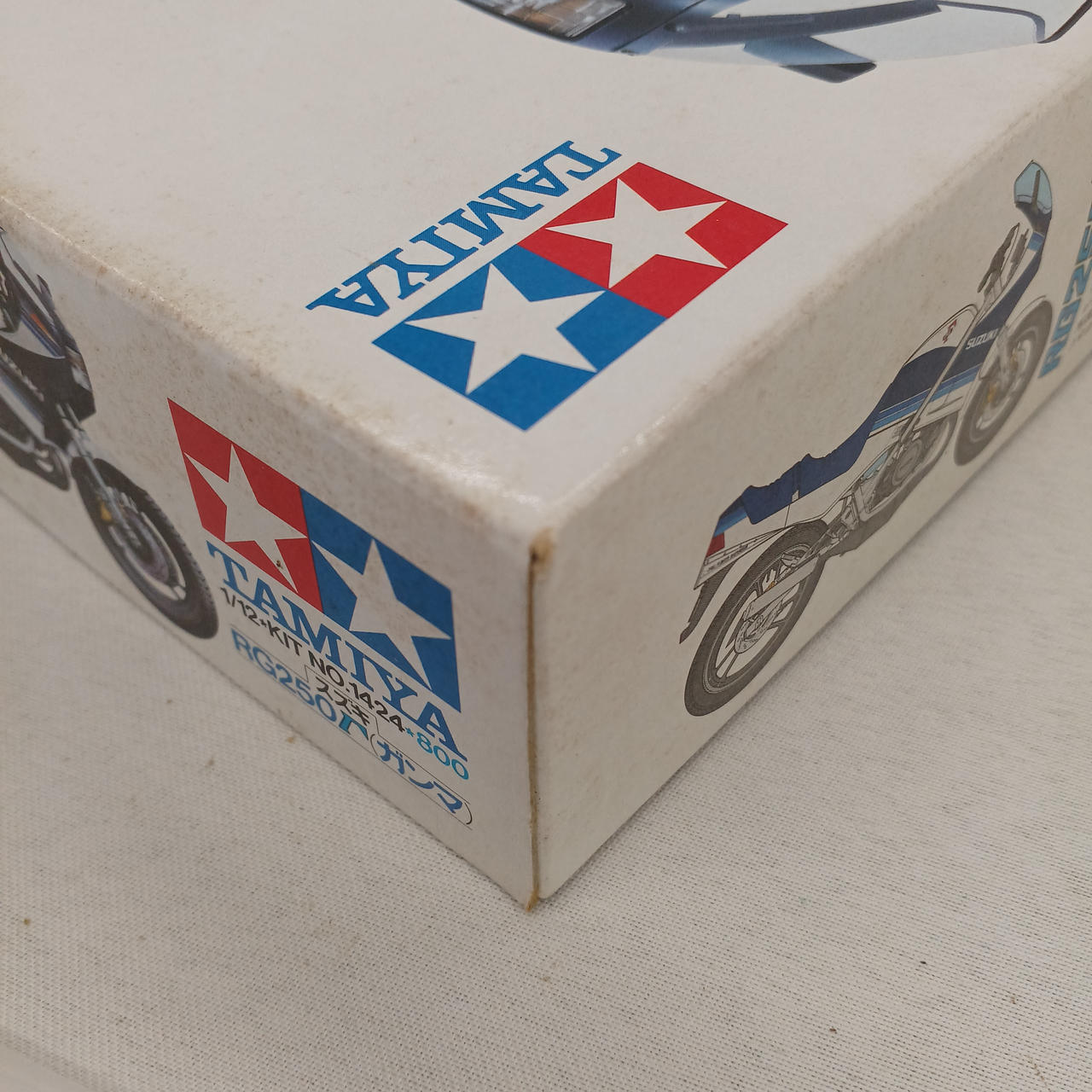 角に傷があります