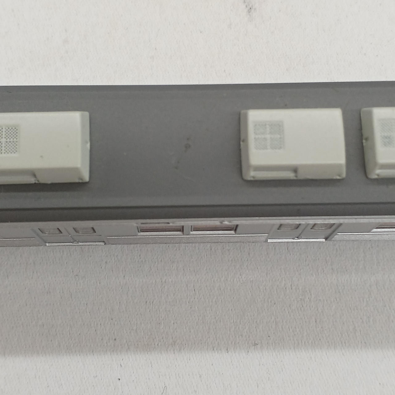 デハ8700形の上面に汚れがあります