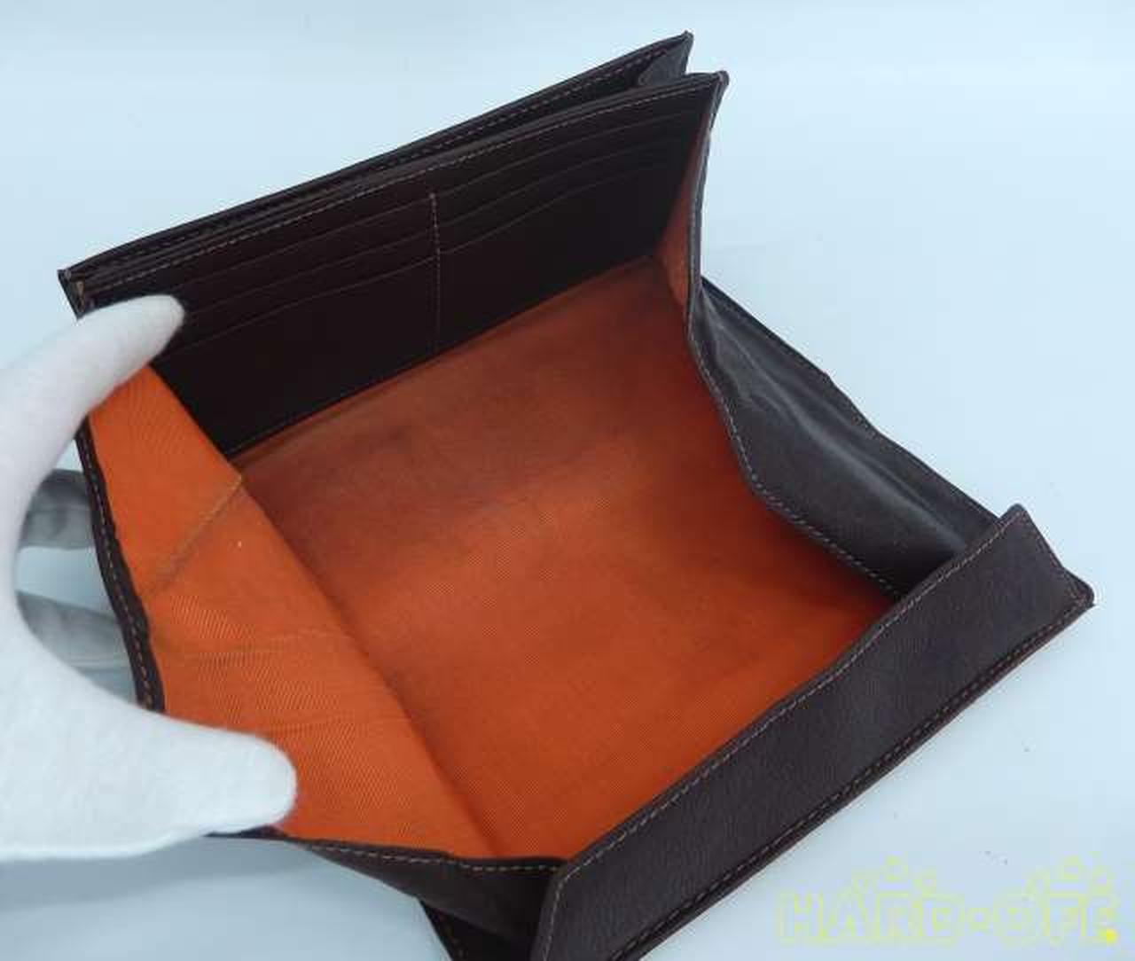 大きく開くので小銭が取り出しやすい