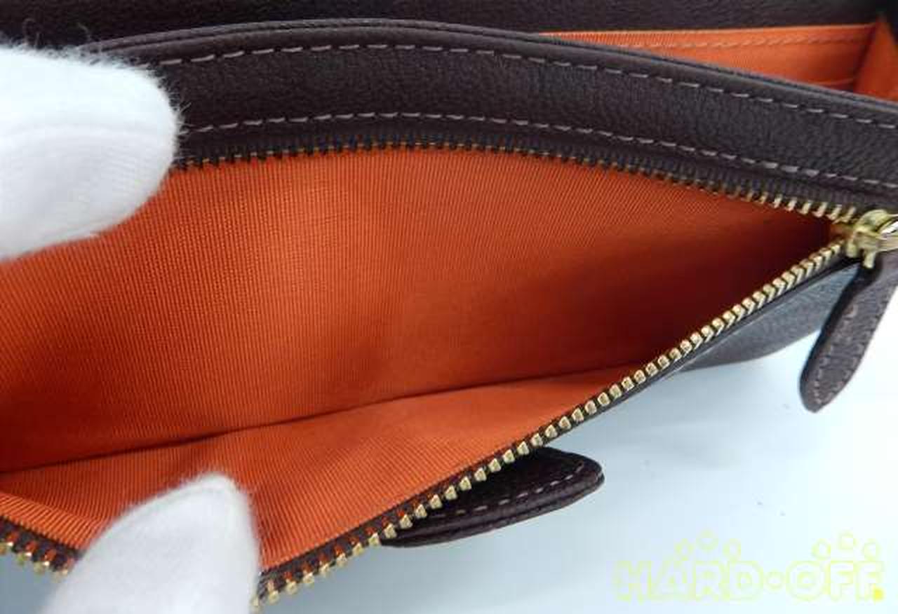 手前のファスナー付きポケットは使用感あり