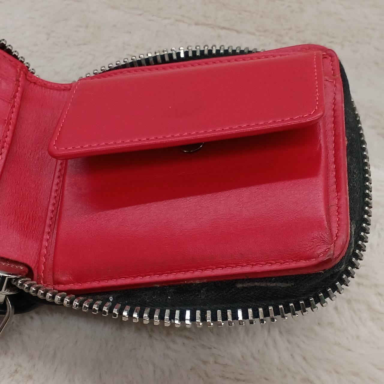 チャック跡があります。