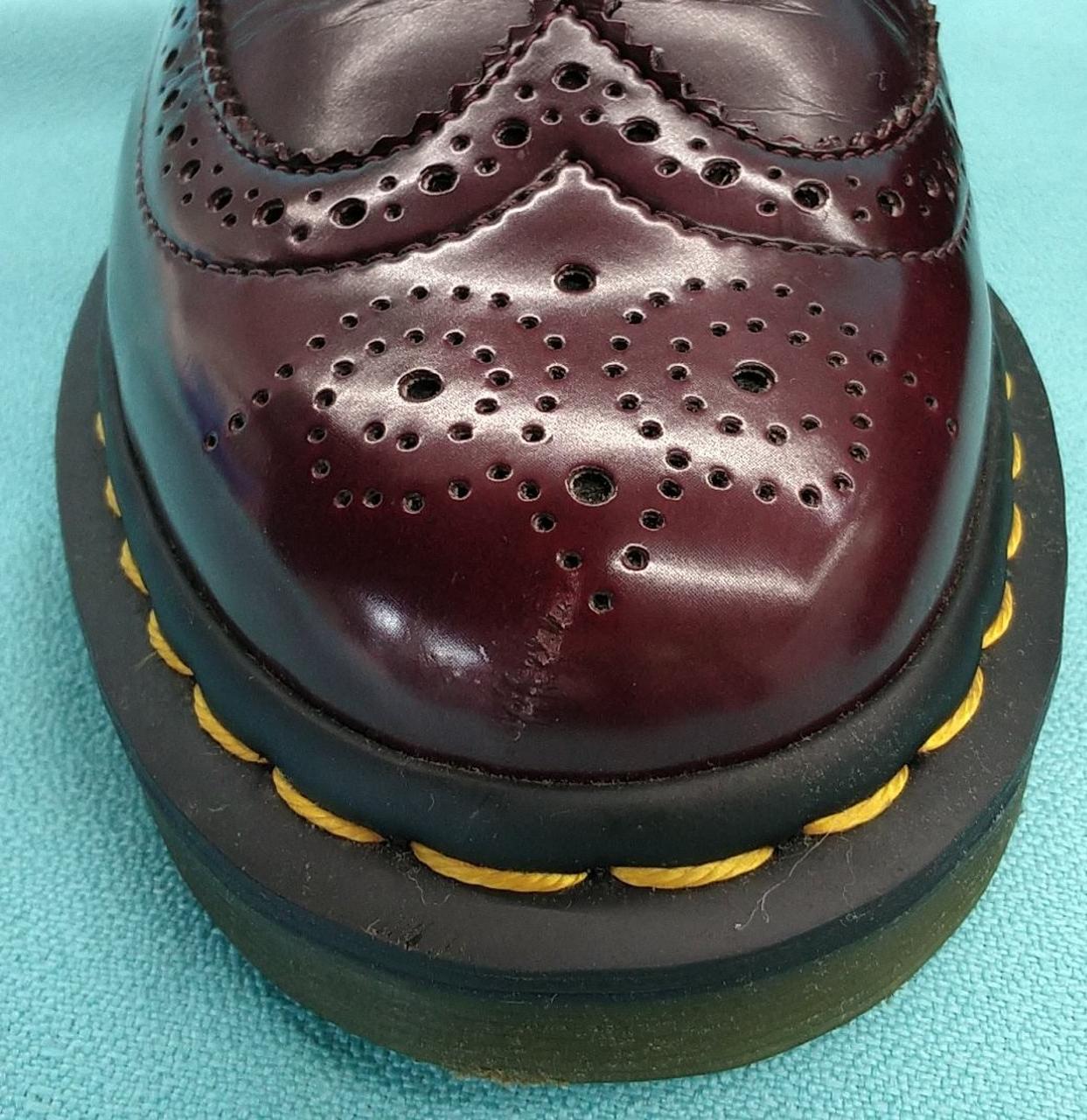 右つま先に傷があります。