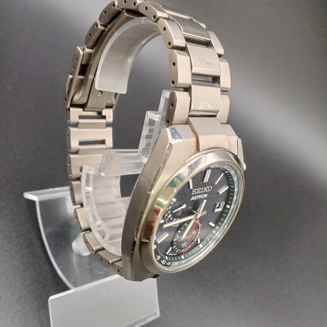 ベルト上部や10時の方向にキズ、汚れあり