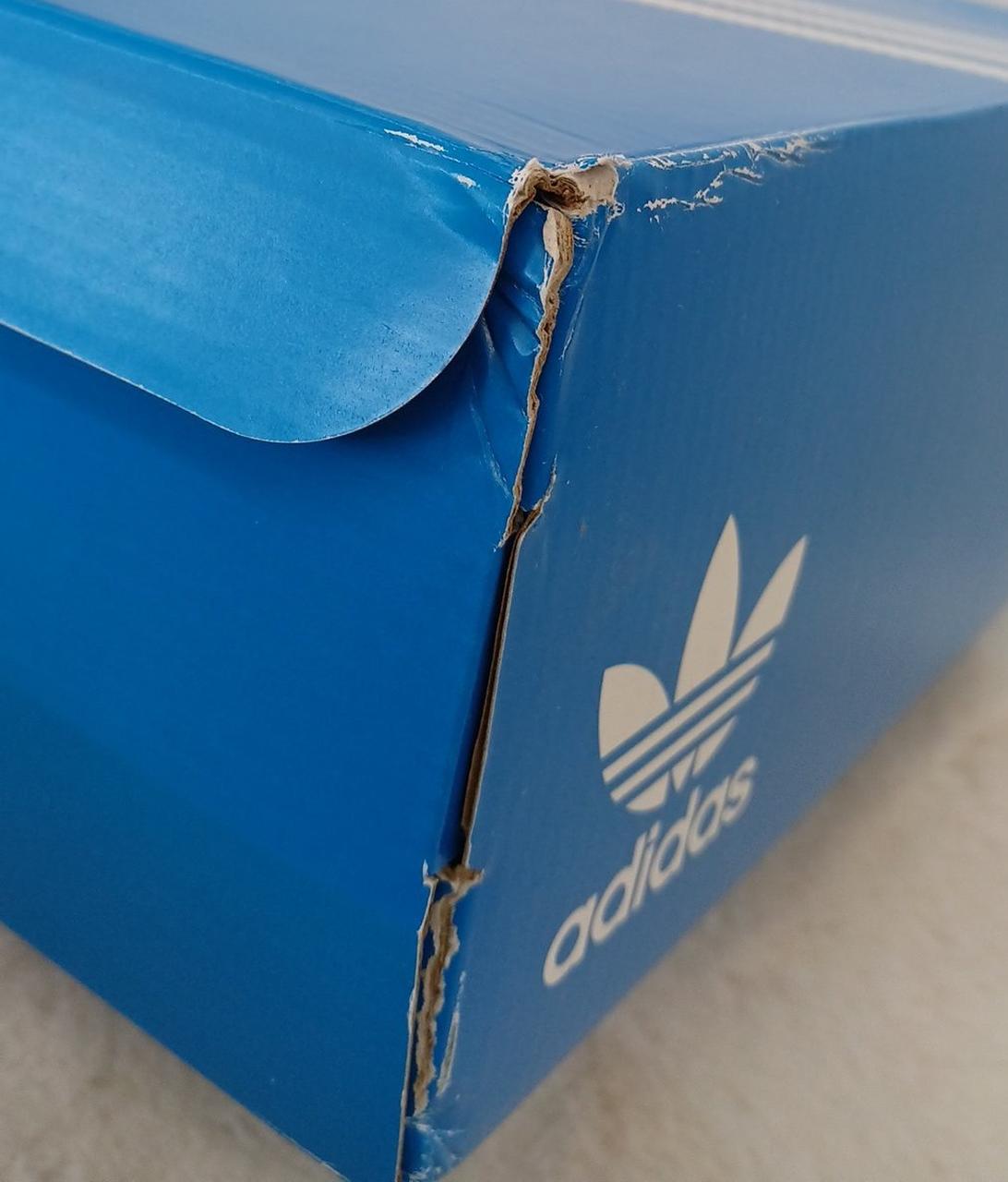 箱に破損があります。