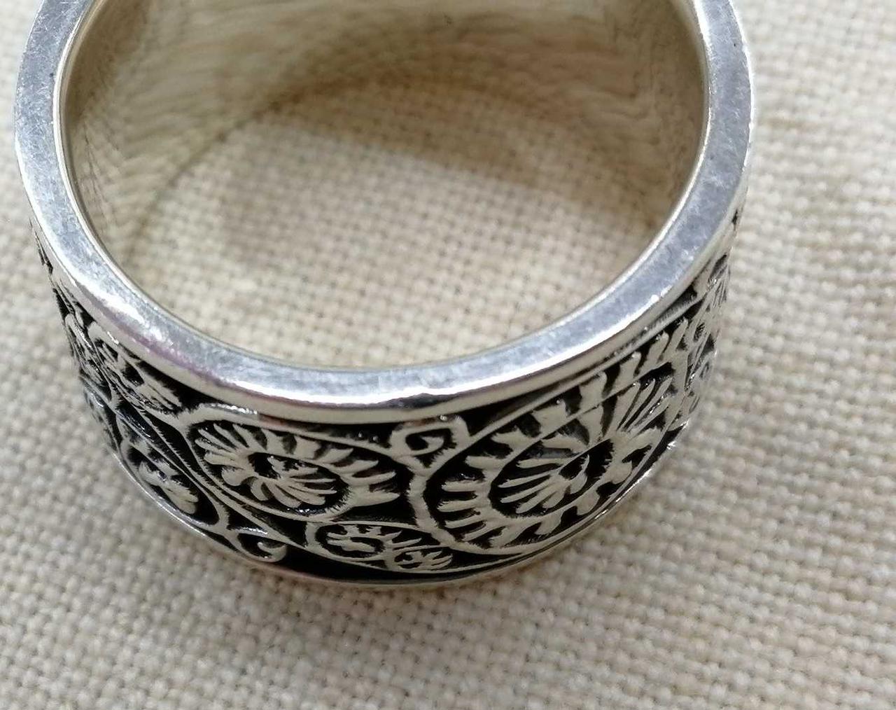 小さな凹みのようなものがあります。