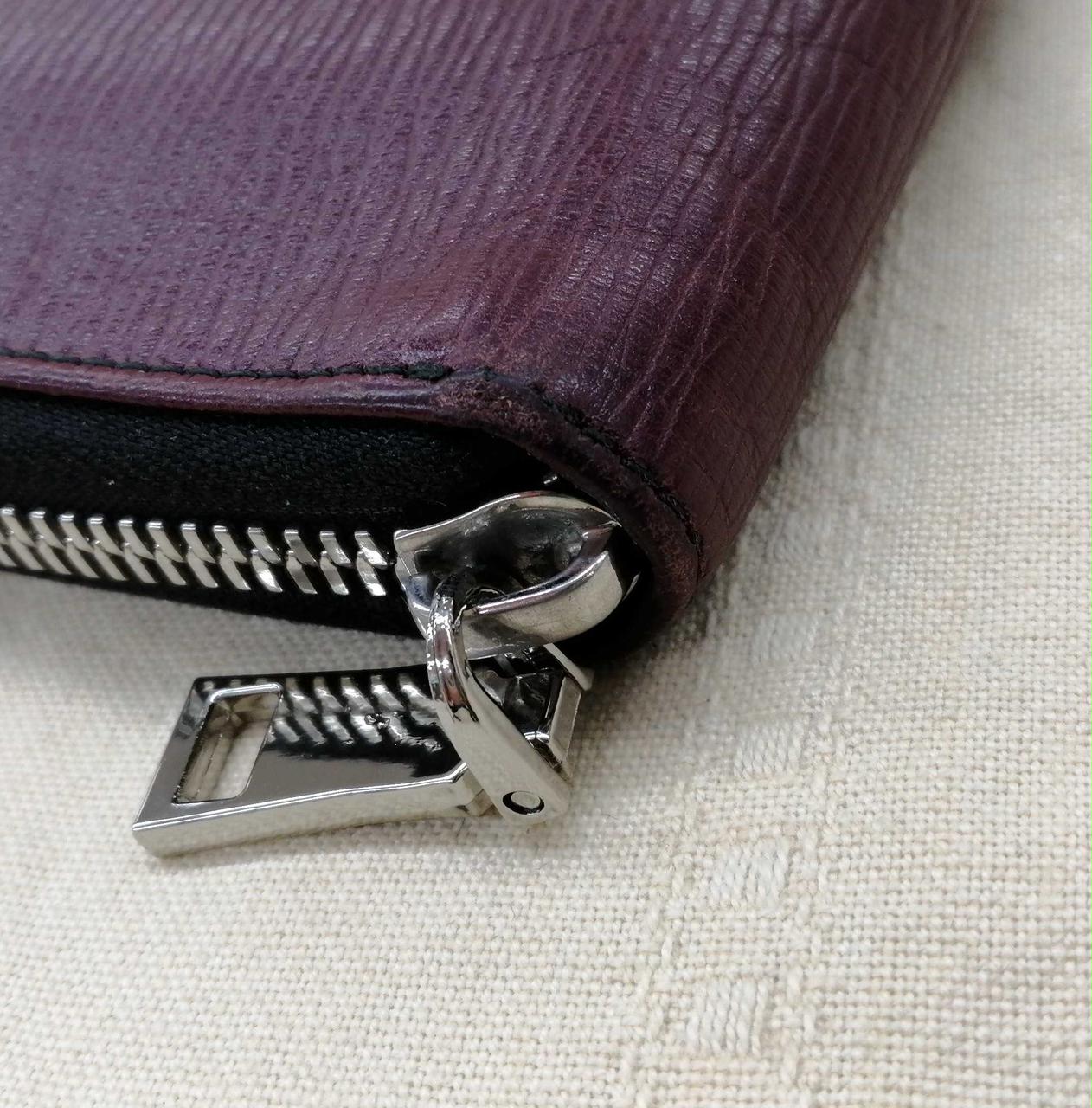 財布の角に損傷が見られます。