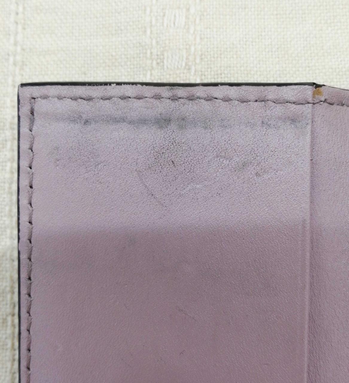 黒い汚れがあります。