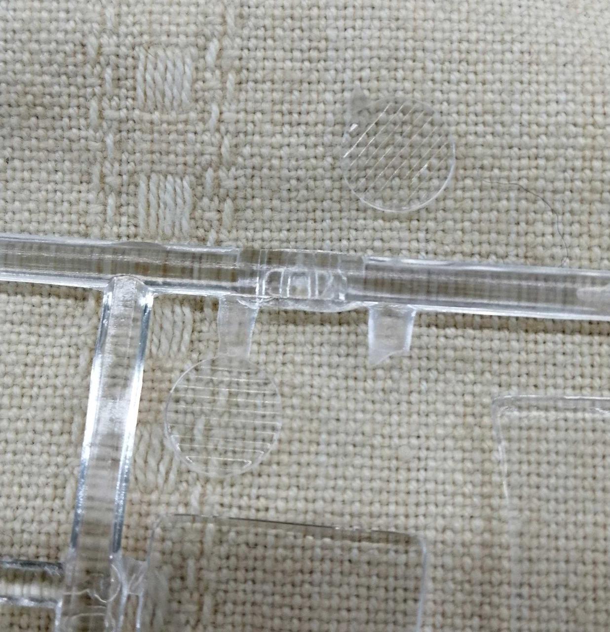 右上の丸パーツが外れてます