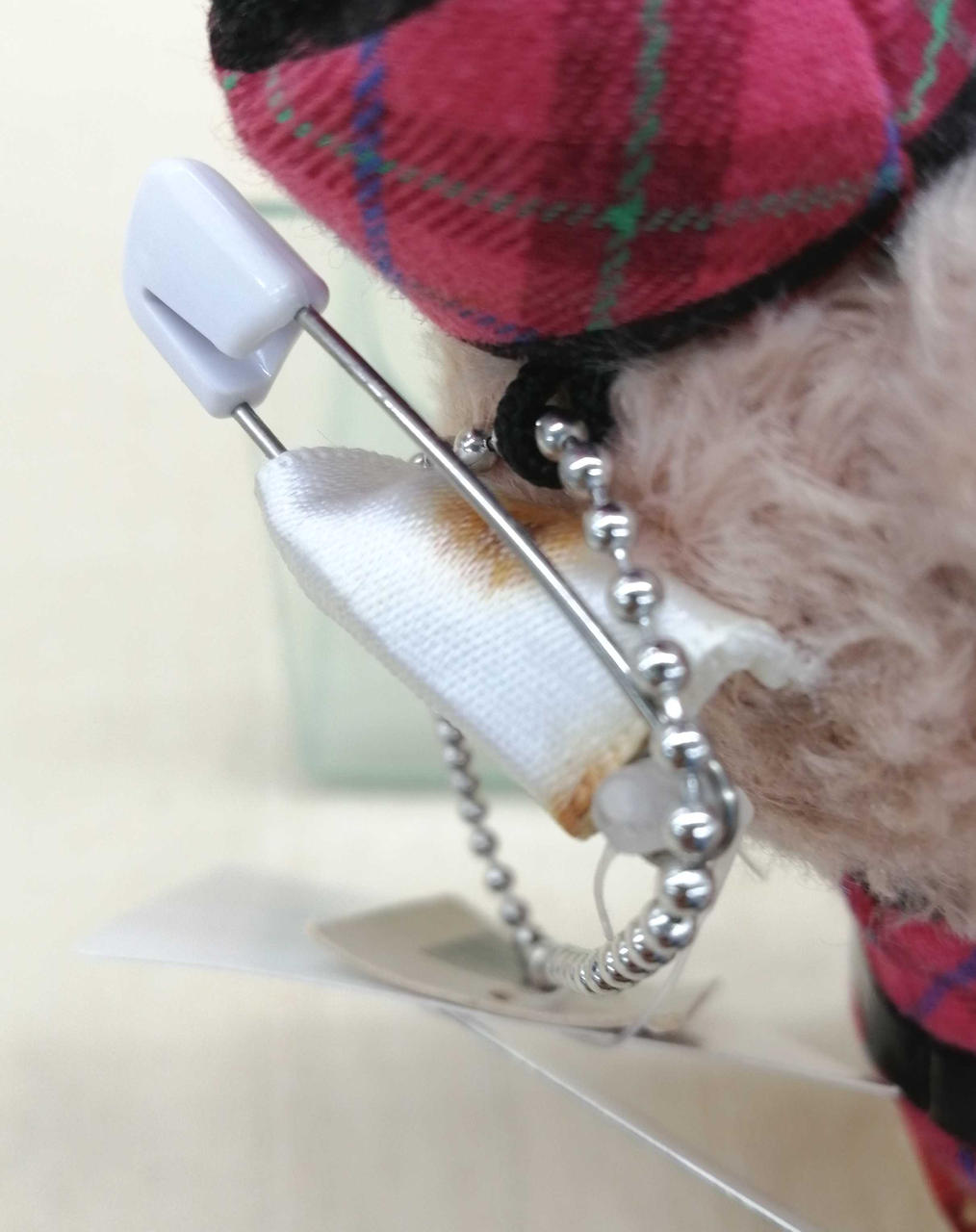 安全ピンを入れる布部分汚れあり