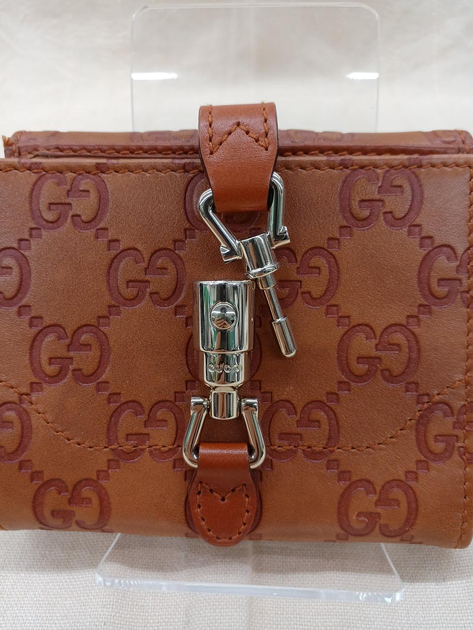 丸いところを押すと開きます