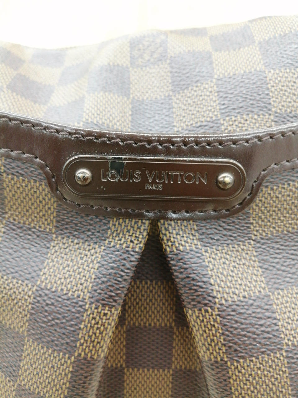 少し剥がれています