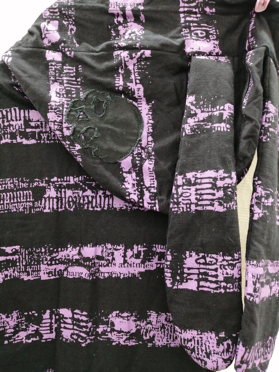 フード左側にドクロ