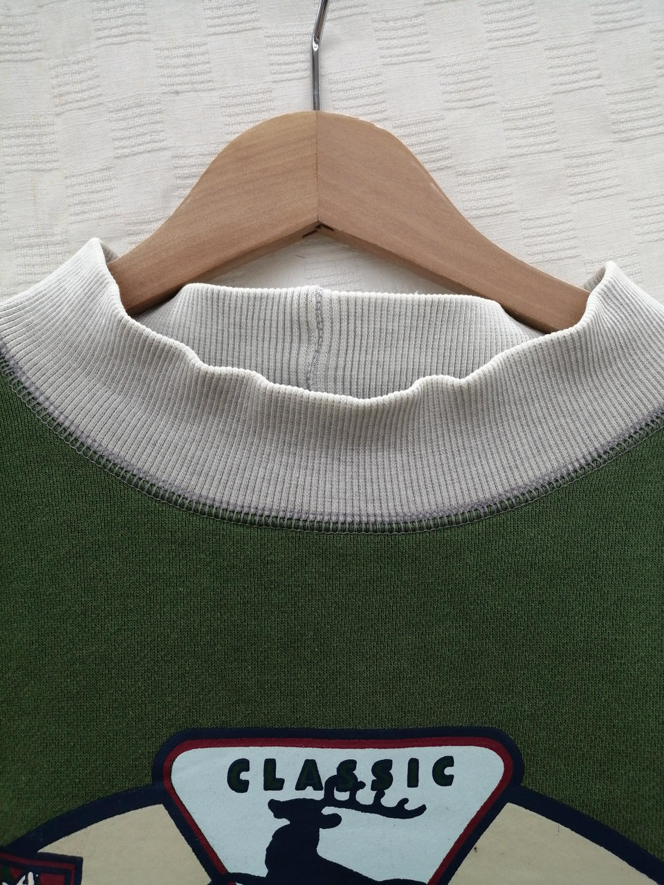 襟シミ、首元によれあります