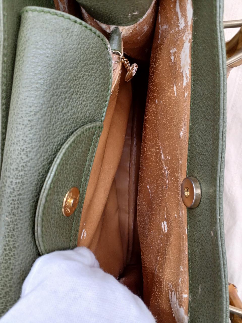 中の生地が剥がれています