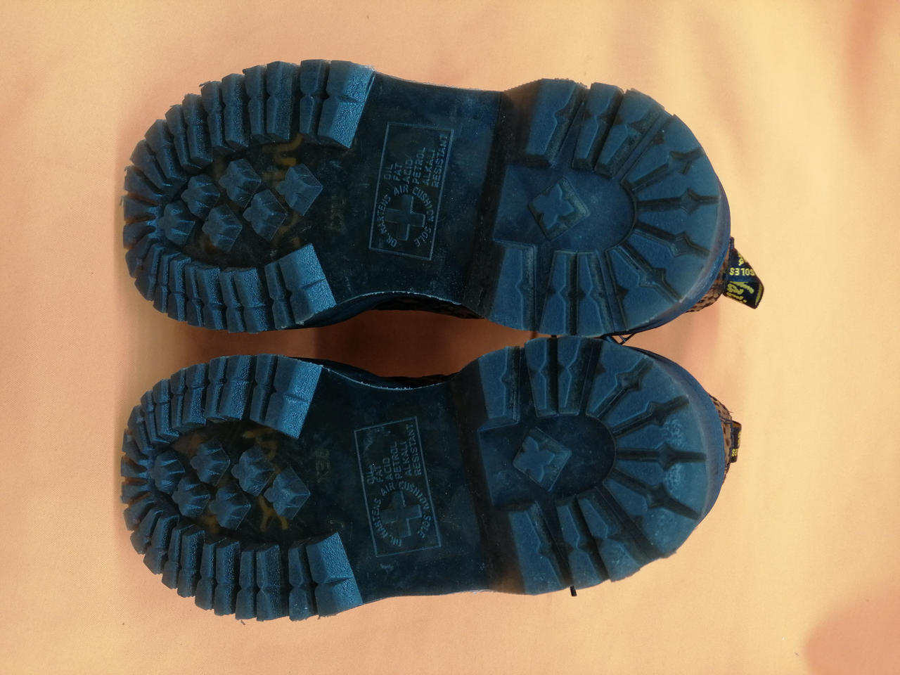 目立ったキズ、スレはほとんどありません