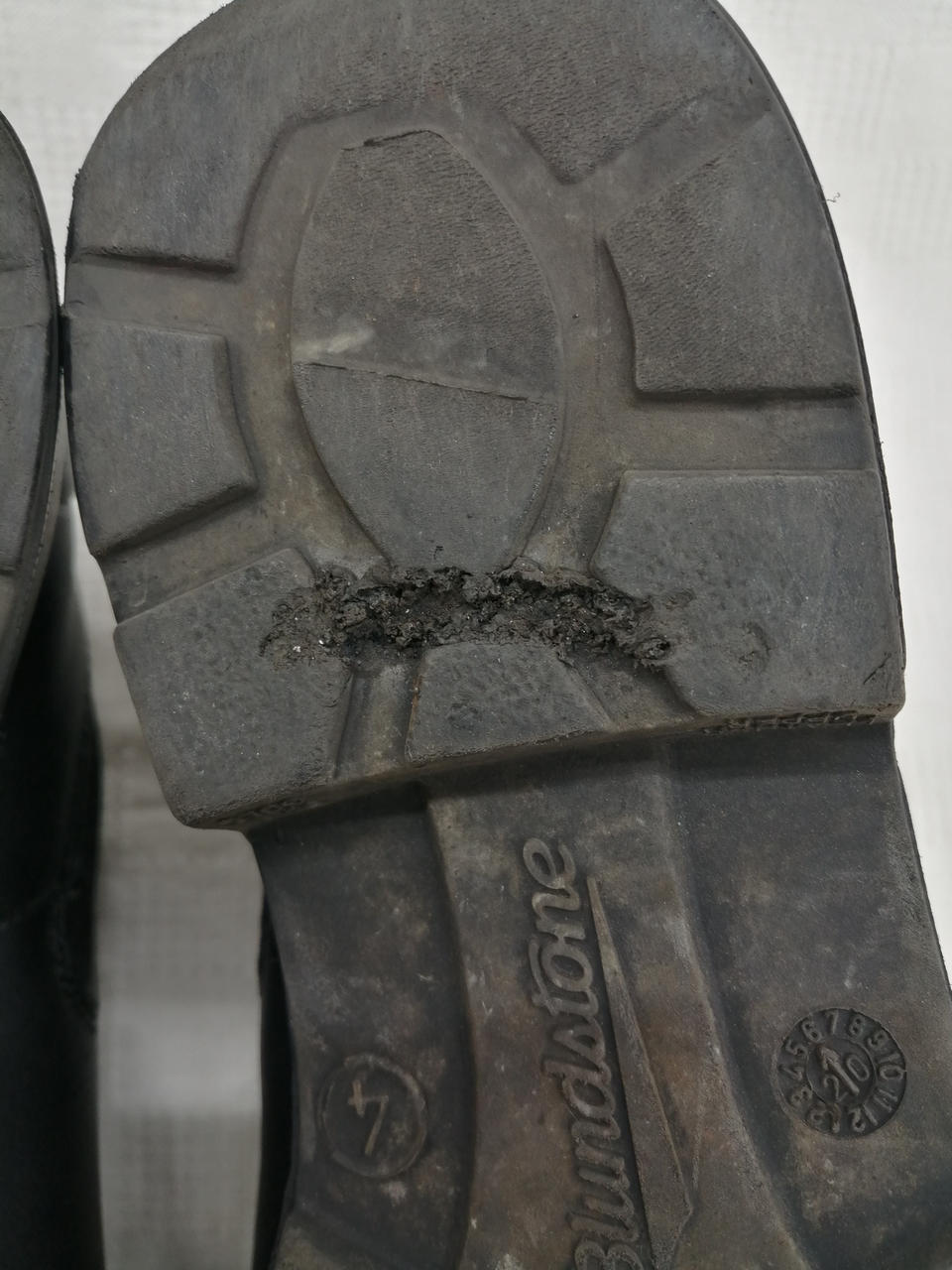 右足靴裏汚れ凹みあり