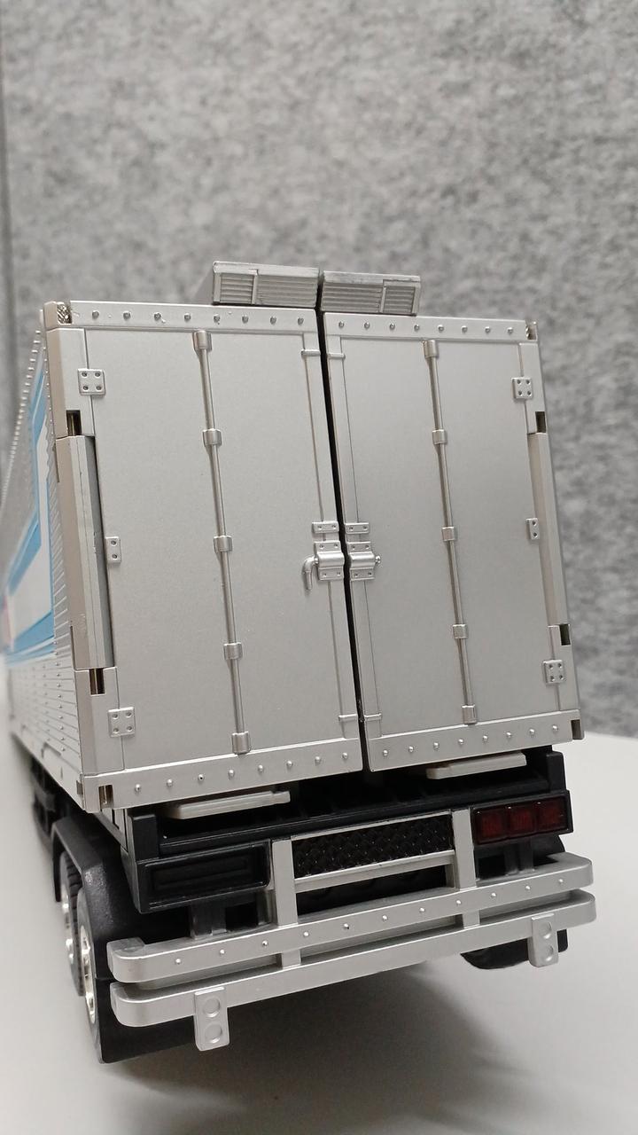 テールランプ片方破損