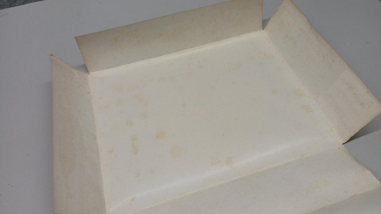 パッケージ裏シミあり