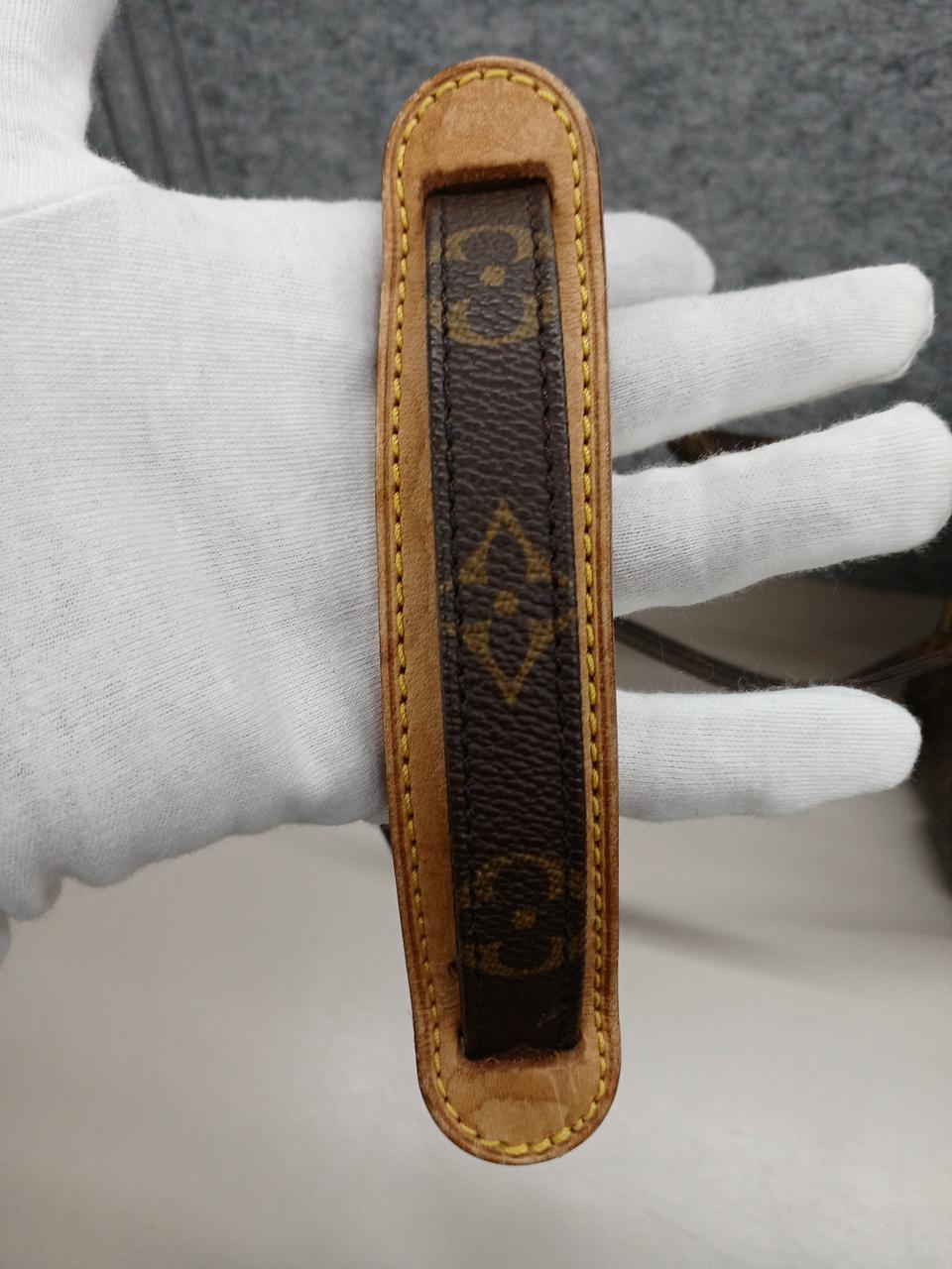 ショルダーストラップにシミあり