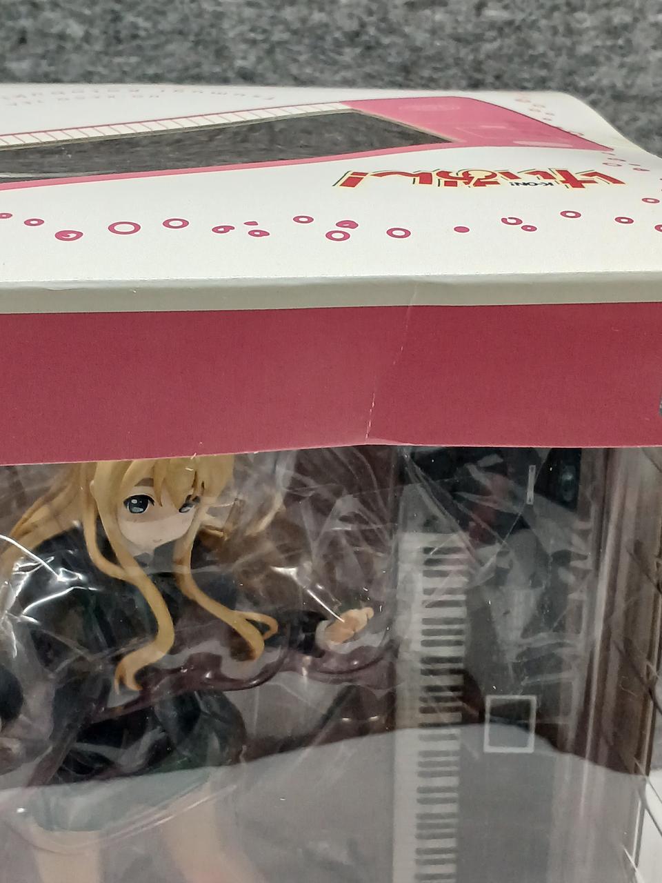 箱正面に折れシワがあります。